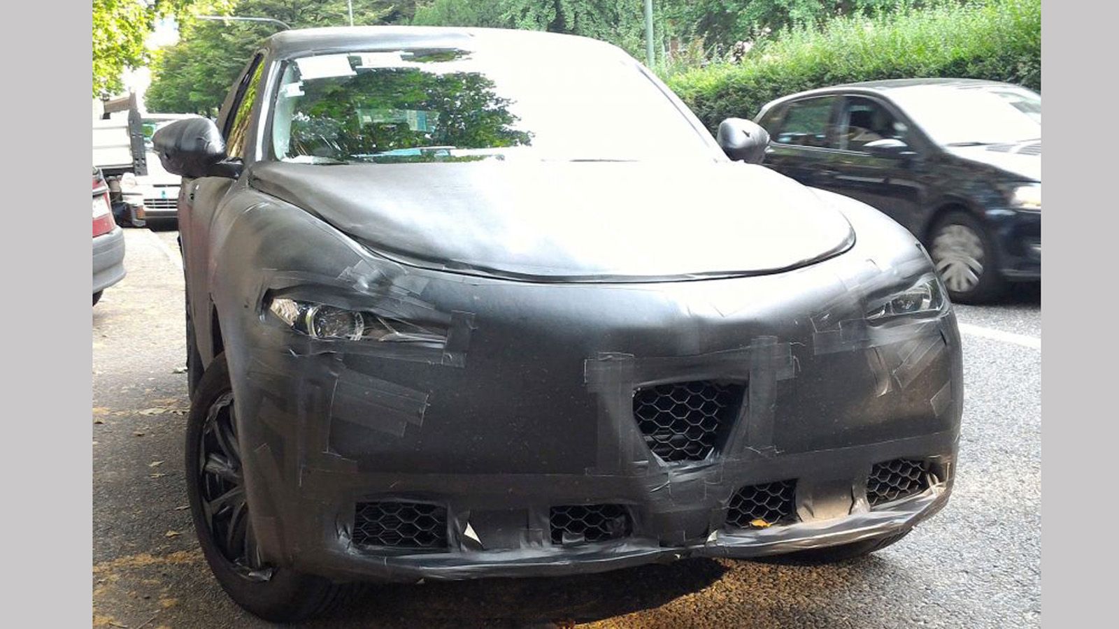 Βαρύ καμουφλάζ για το μοντέλο της Alfa Romeo που δεν αφήνει να δούμε παρά μόνο τη μάσκα.